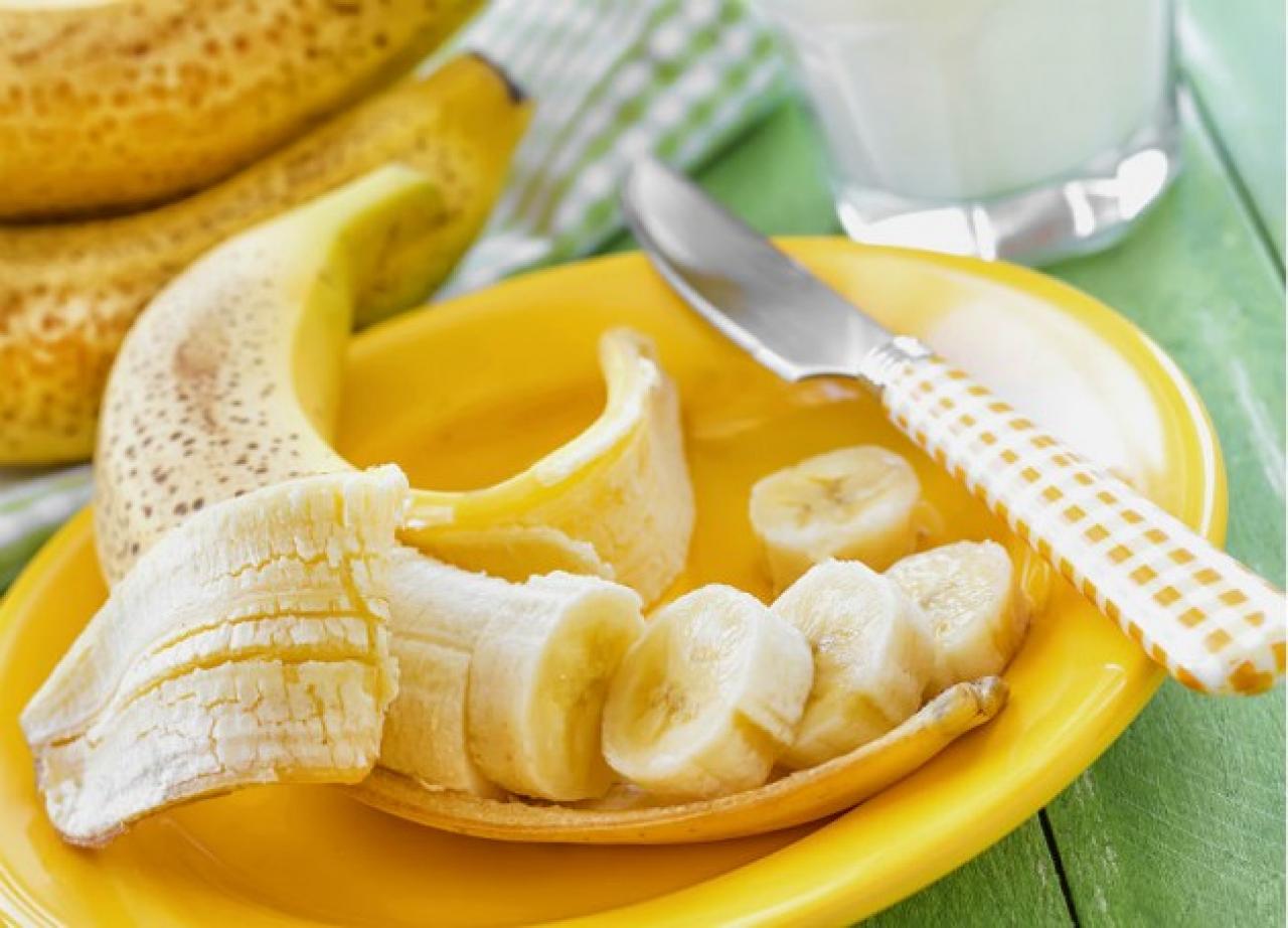 тарелка с бананом