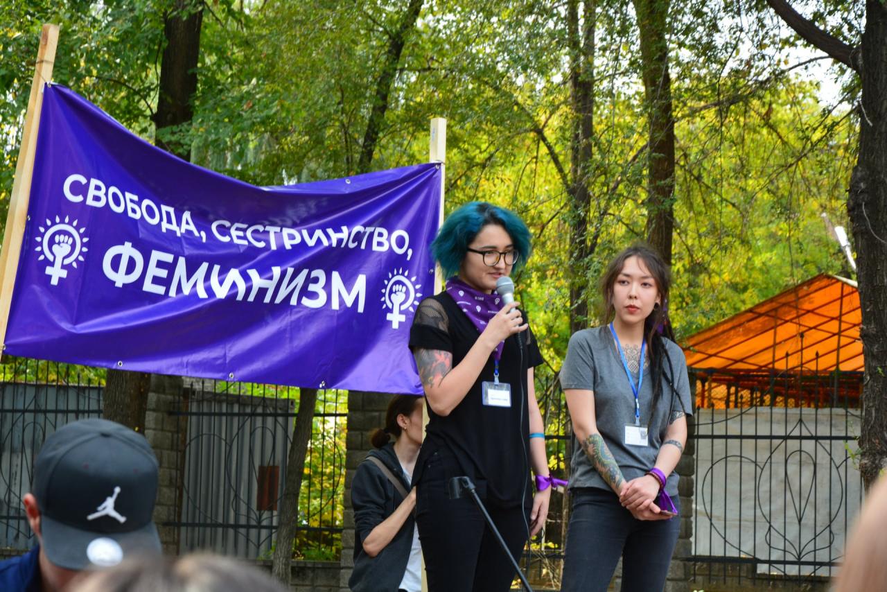 Цеткин феминистка. Феминизм в Казахстане. Митинг феминисток. Казахстан митинги феминизм. Парад феминисток в Алматы.