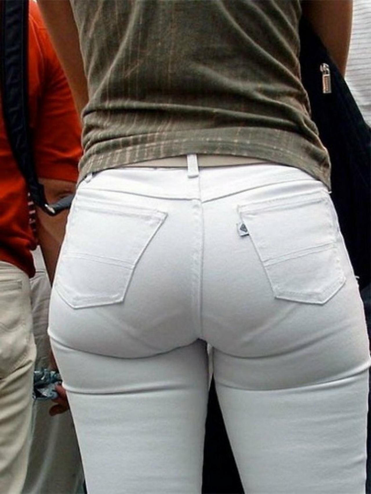 Видны ягодицы. Visible panty lines (VPL) брюки. Трусы под брюками.