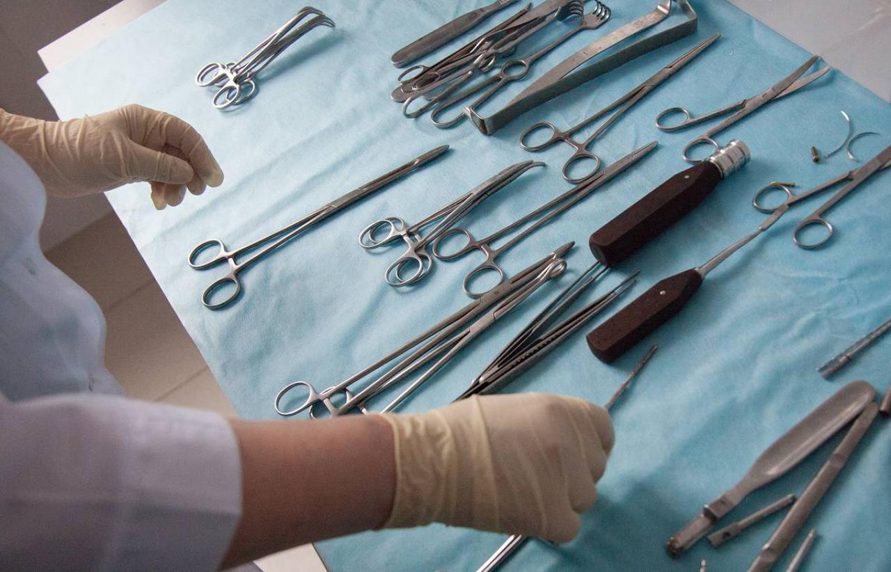 Инструмент для выскабливания. Инструменты для хирургического аборта. Набор инструментов для аборта. Набор инструментов для проведения медицинского аборта. Хирургические инструменты для обрезание.