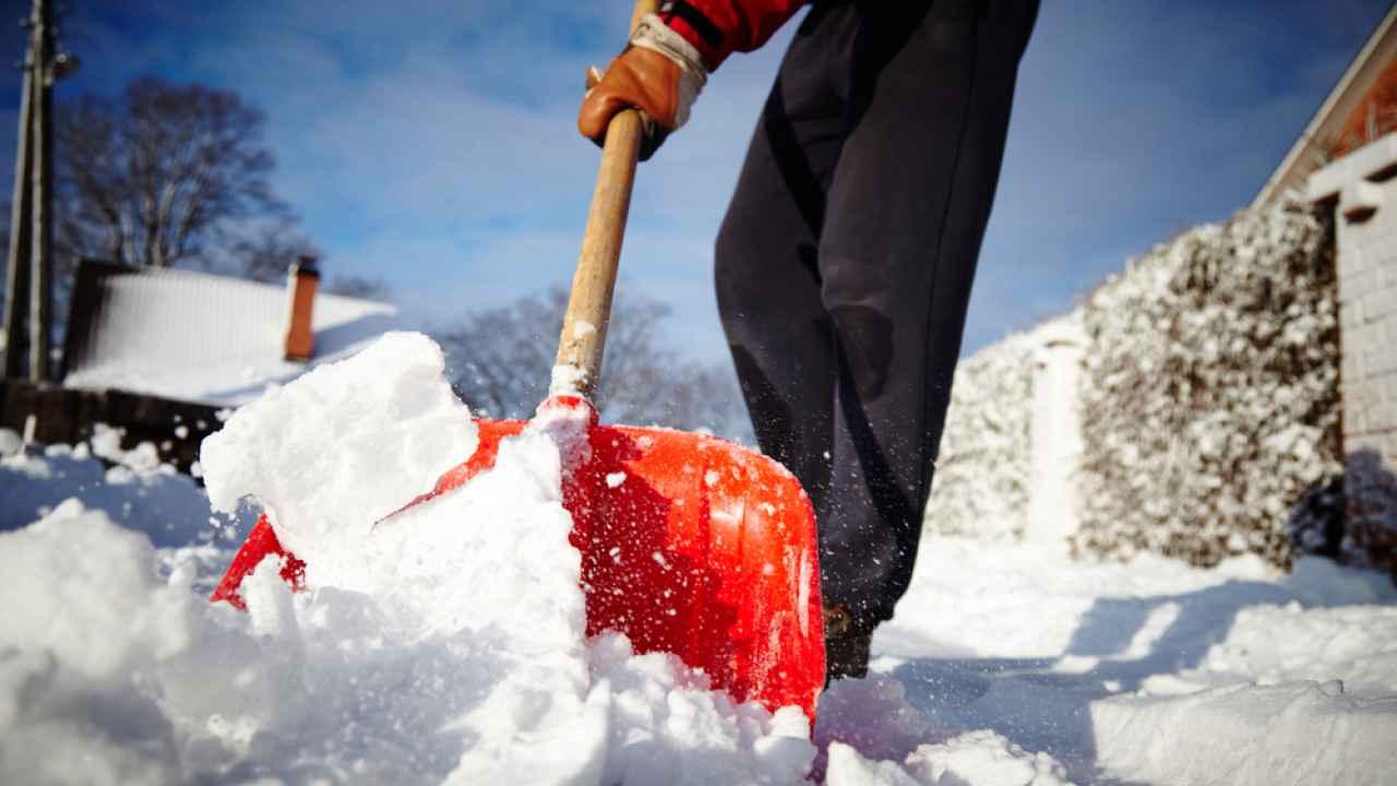 Способы уборки снега с крыши многоквартирного дома