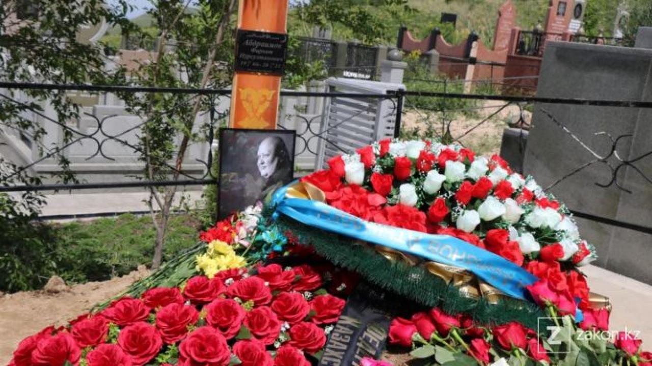 Прощание юрия соломина. Кладбище Кенсай в Алматы. Кенсайское кладбище Батырхан Шукенов. Фархат памятник.