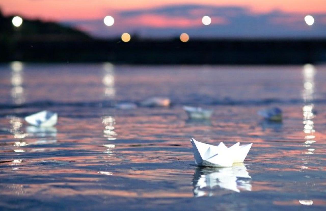 Кораблик из бумаги вода. Бумажный кораблик. Бумажный кораблик в ручье. Бумажный кораблик в реке.
